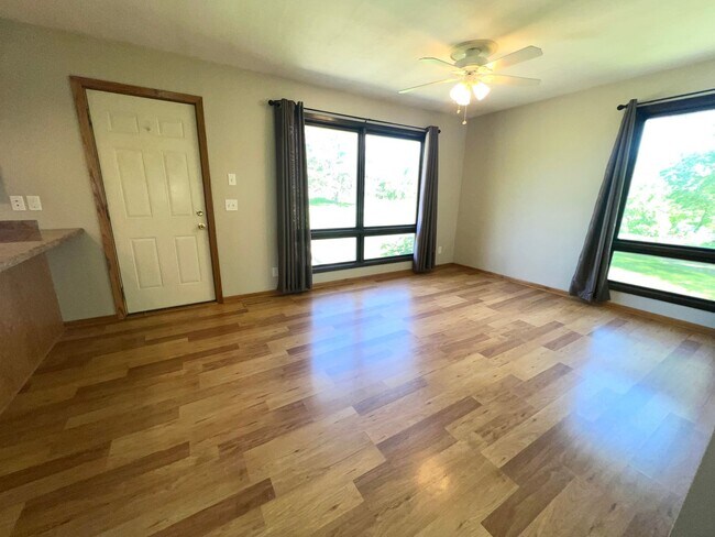 Building Photo - Spacious 3-bed, 2-bath Single Family Home!