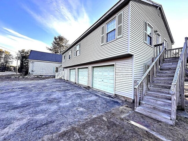 Building Photo - 716 Empire Rd