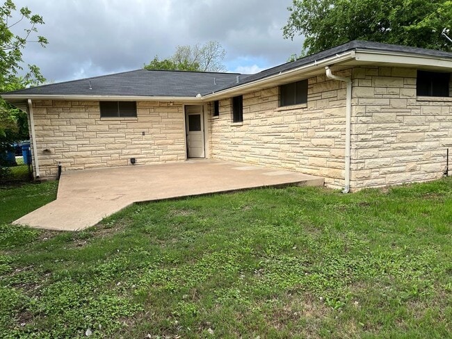 Building Photo - 612 Bluebonnet Dr