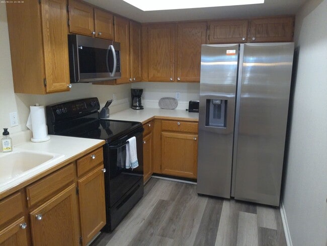 Building Photo - Beautifully designed short-term rental Or Long-Term offering comfort, style, and convenience