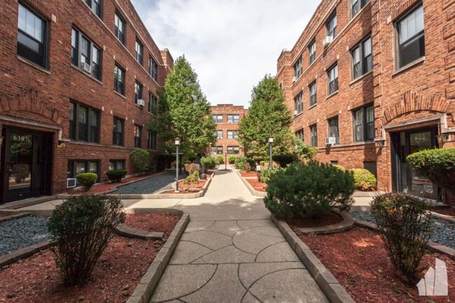 Building Photo - 1 bedroom in Chicago IL 60657