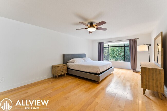 Building Photo - Fully Furnished Condo (2 Bed/2 Bath + Den) Nestled in the Coveted Newport Heights Community!