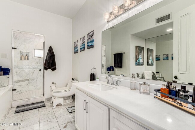 Building Photo - 6050 N Paradise View Dr