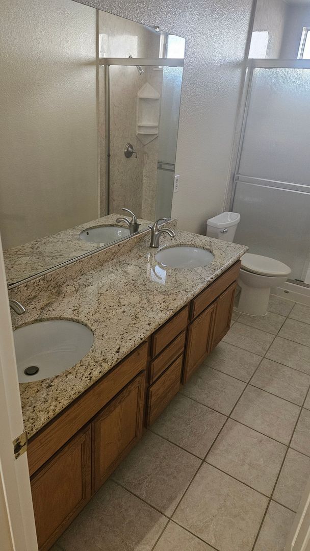 Building Photo - 4 Bedroom 2 bath Large home available Now!