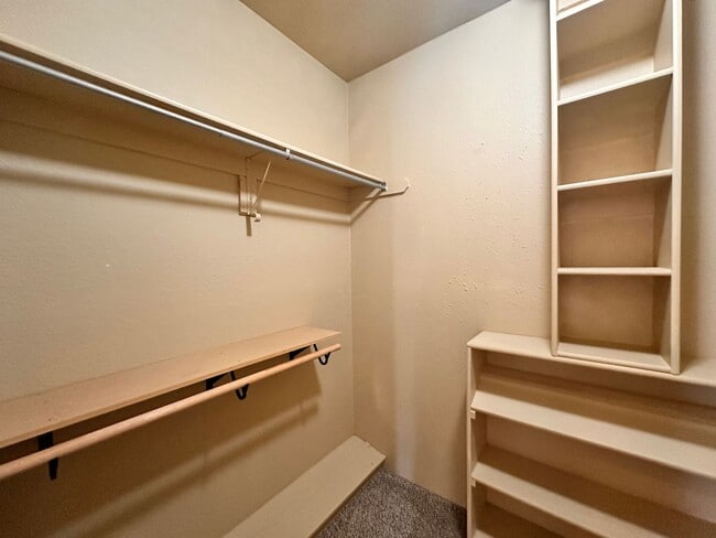 Building Photo - Spacious 4 Bed in Deer Creek