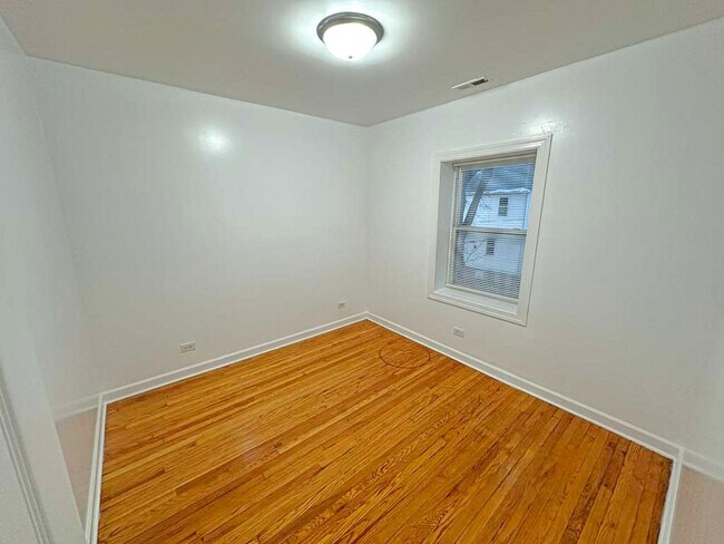 Building Photo - 5145 W Ferdinand St