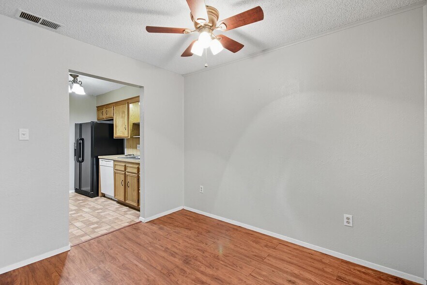 Building Photo - 4934 Greenslope Dr
