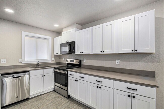 Building Photo - Hale neighborhood duplex w/large patio for...