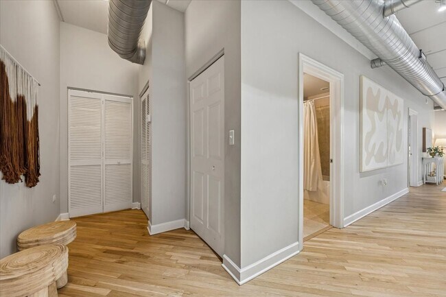 Building Photo - 3125 W Fullerton Ave
