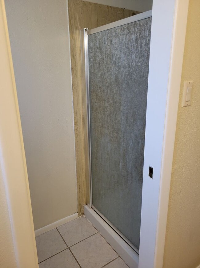 Building Photo - Beautiful 3 Bed 2 Bath 2 Car Garage just E...