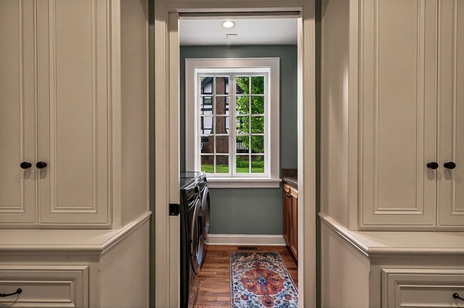 Building Photo - Move In Ready! 5 bedroom 3.5 bath near Was...