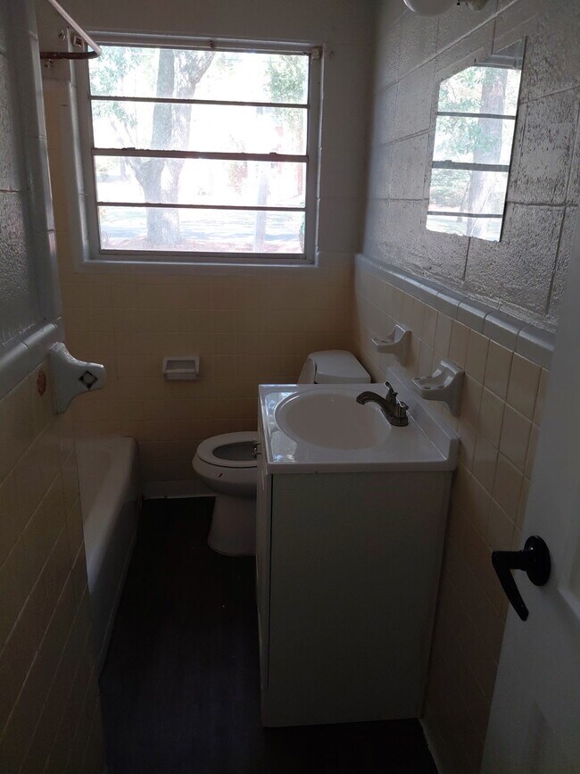 Building Photo - 821 7th Ave