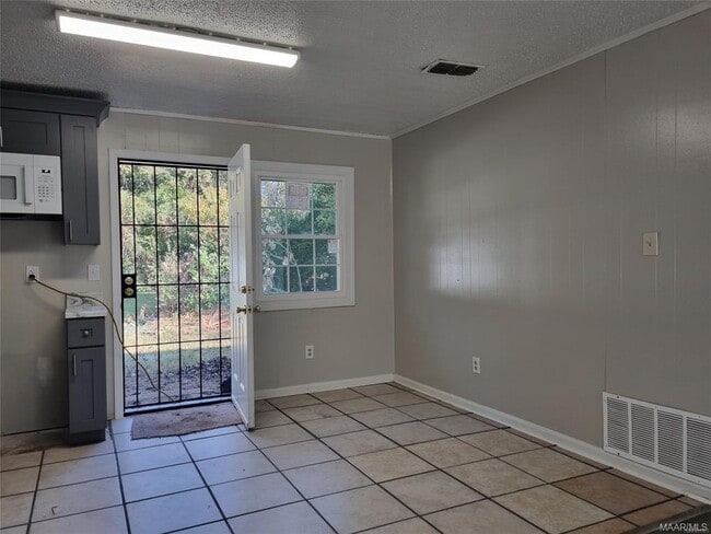 Building Photo - 2039 Winona Ave