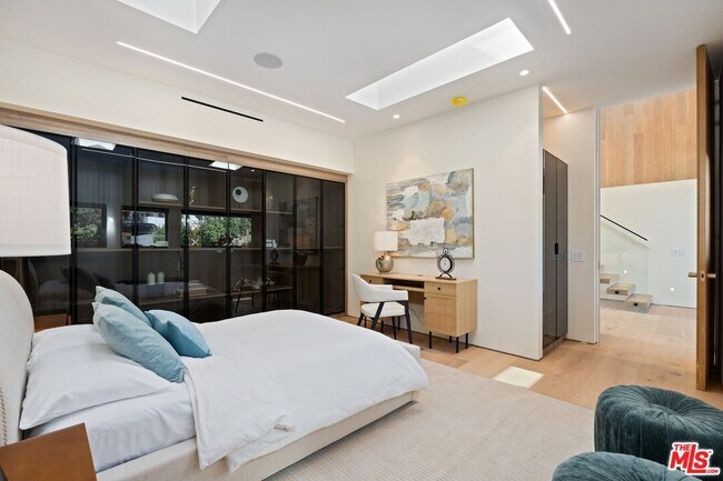 Building Photo - 2501 Banyan Dr