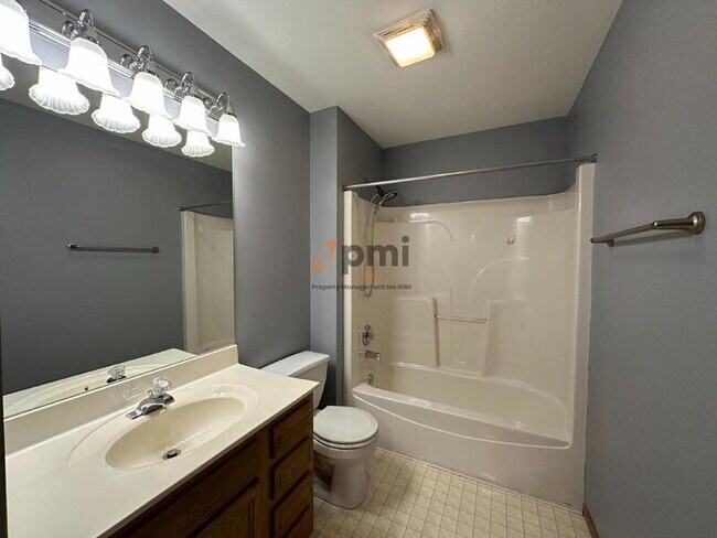 Building Photo - 384 Kingsmill Dr
