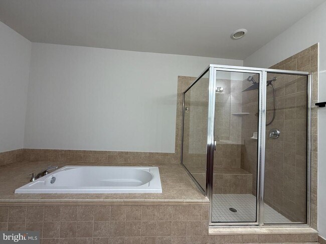 Building Photo - 407 Carson Terrace