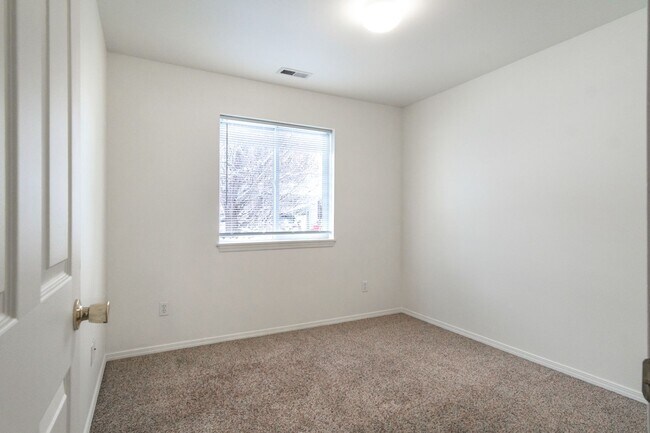 Building Photo - 1020 NE D St