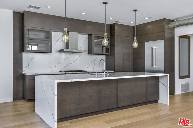 Building Photo - 2019 Barry Ave