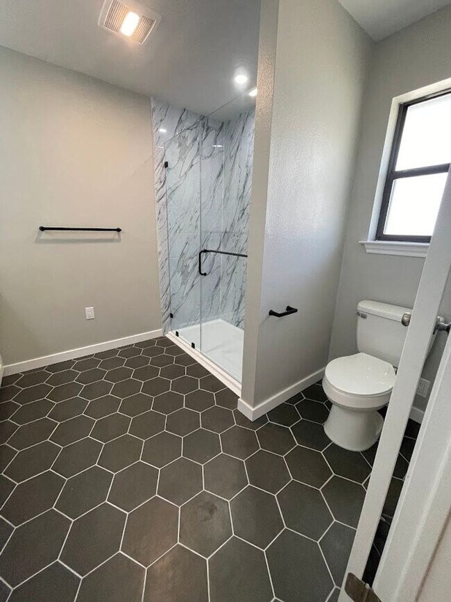 Building Photo - NEW ON MARKET