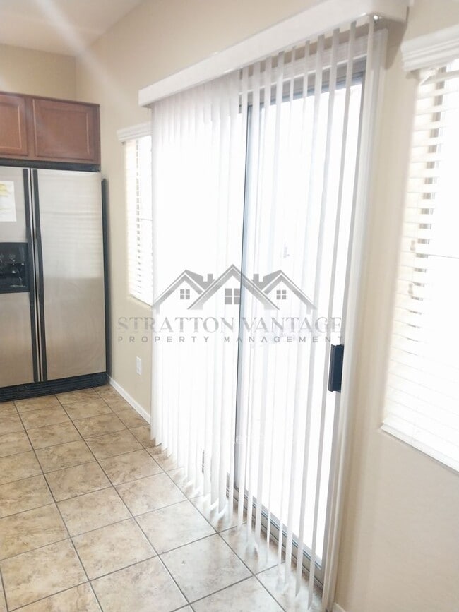 Building Photo - 4685 E Laurel Ave