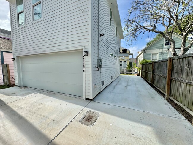Building Photo - 2119 Avenue O 1/2