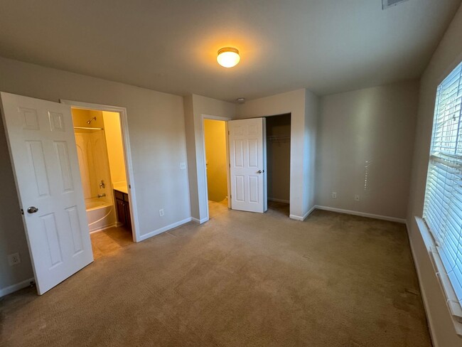 Building Photo - 2 Bedroom | 2.5 Bath Townhome in Greenbrie...