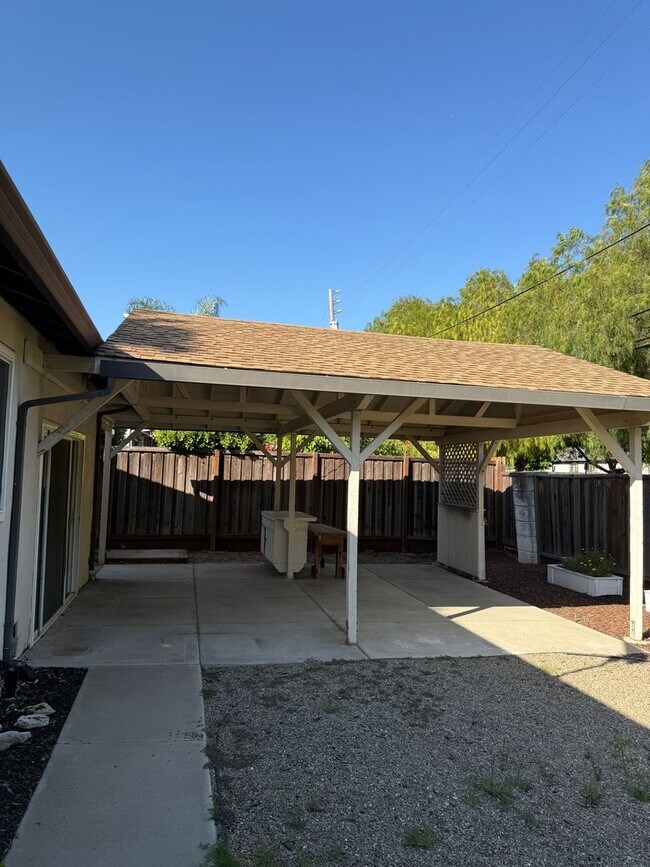 Building Photo - 1562 Oakroyal Dr