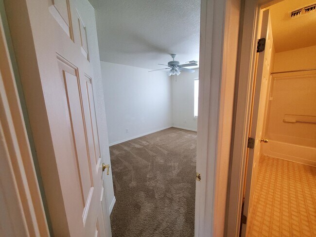 Building Photo - 4211 E Wading Pond Dr