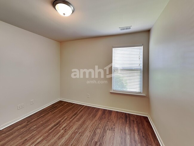 Building Photo - 975 Donington Cir