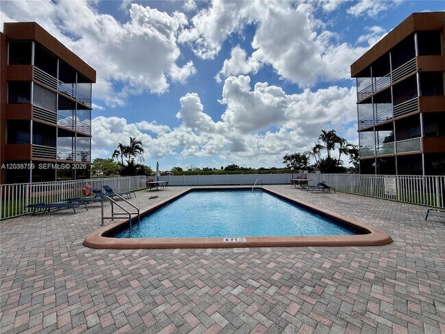 Building Photo - 3048 Sunrise Lakes Dr E