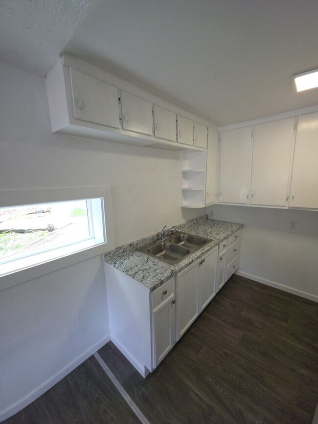 Building Photo - 13451 Lakeshore Dr