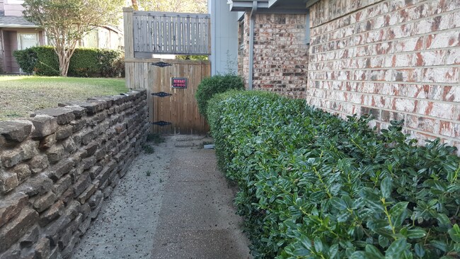 Building Photo - 9716 Summerwood Cir