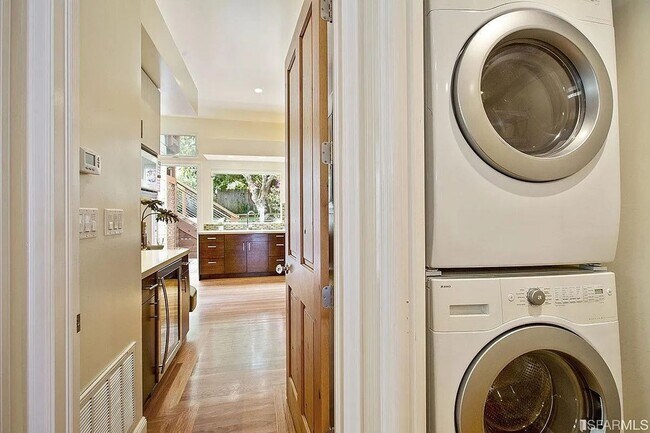 Building Photo - 450 Fair Oaks St