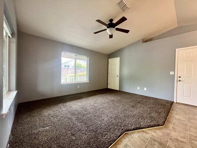 Building Photo - 1268 SW Sun Glo Dr