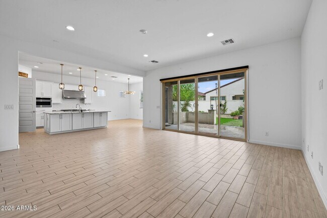 Building Photo - 203 E Birchwood Pl