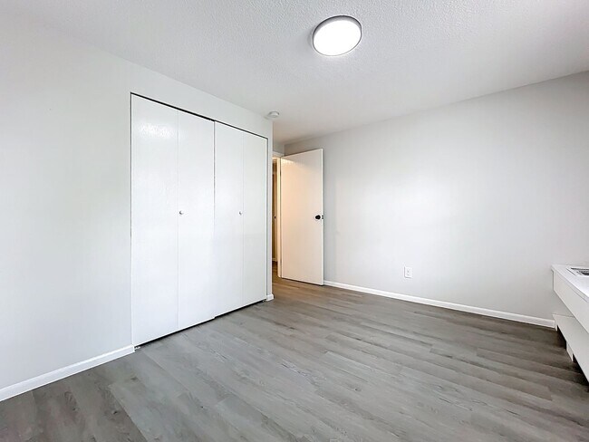 Building Photo - Renovated 2 Bedroom 1 Bathroom Apartment |...