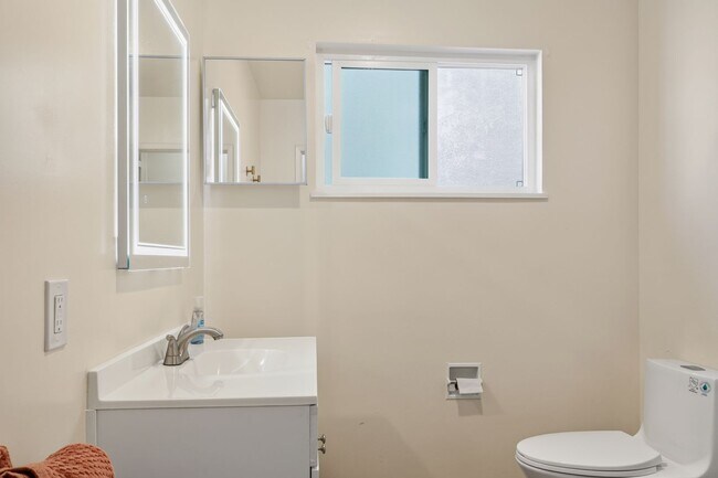 Building Photo - Charming 1 Bedroom Condo Just Blocks from the Beach!