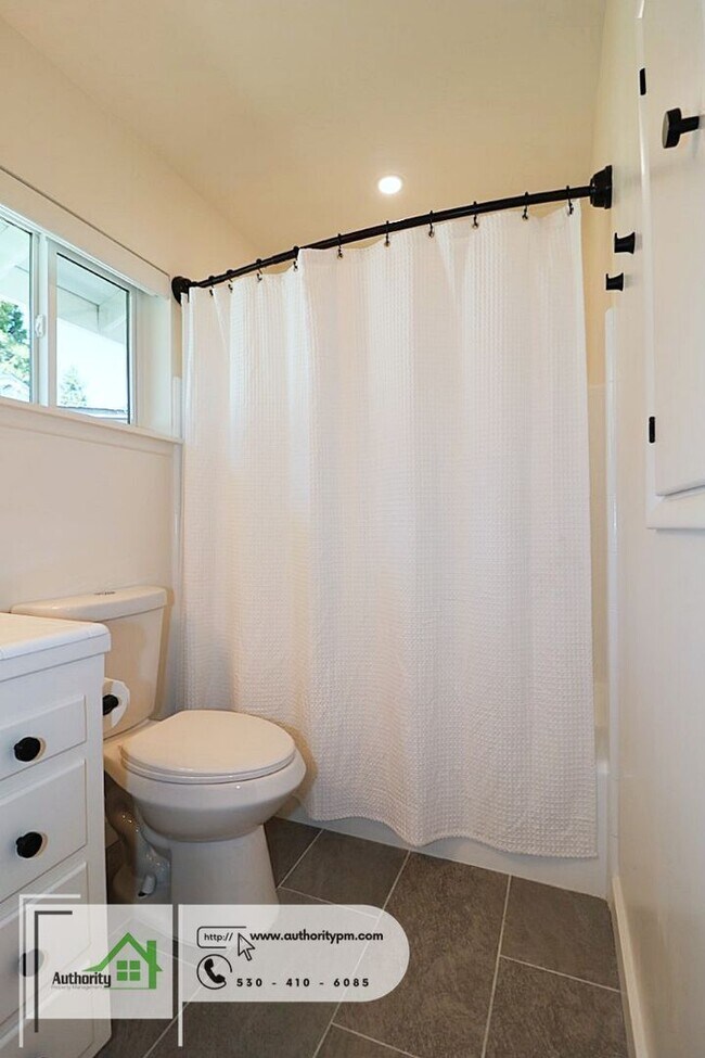 Building Photo - 1225 Manzanita Hills Ave