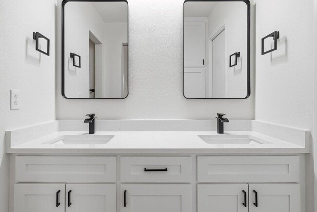 Building Photo - 2204 Toro Canyon Rd