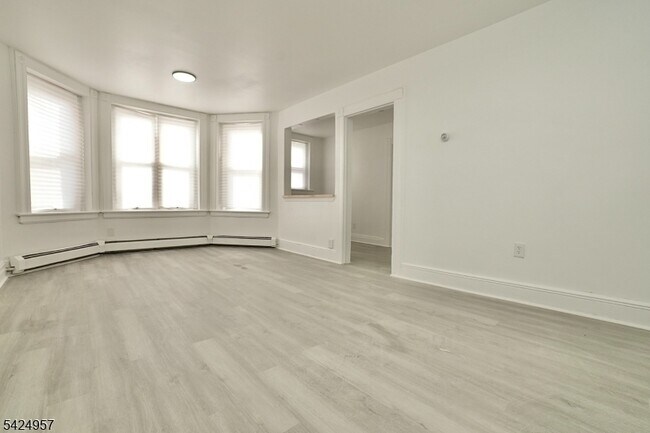 Building Photo - 11 Howard Pl