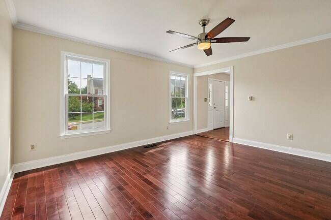 Building Photo - Beautifully updated and spacious 5-bedroom, 3.5-bath home for rent in the heart of Woodbridge