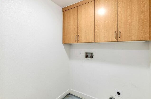 Building Photo - Bright 2BR / 2BA Condo with Balcony, Parking & Amenities in Central Dublin