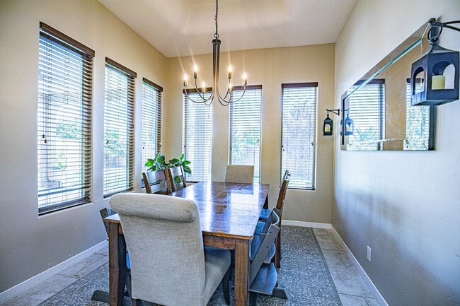 Building Photo - Beautiful 4 bedroom 2.5 bathroom