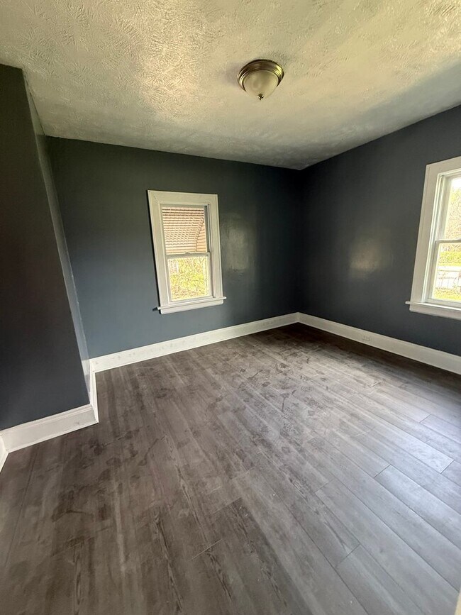 Building Photo - 700 E 160th St