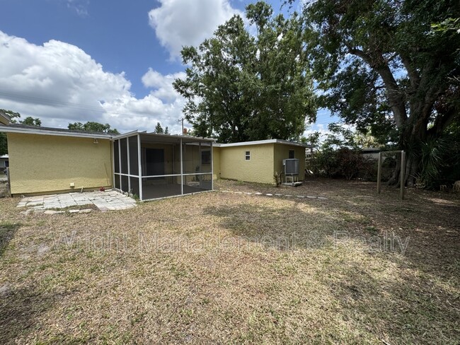 Building Photo - 438 Country Club Dr