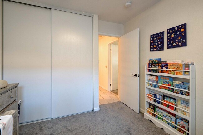 Building Photo - 75240 Camello Ct N