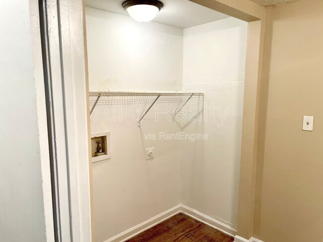 Building Photo - 145 Meadowbrook Ct