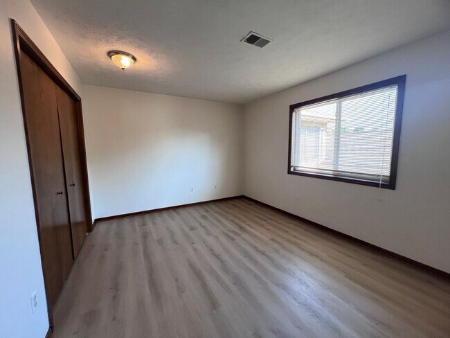 Building Photo - Spacious Two-Bedroom Duplex in Kentwood!