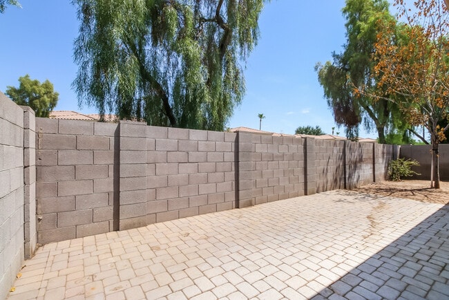 Building Photo - 926 E Madeline Dr