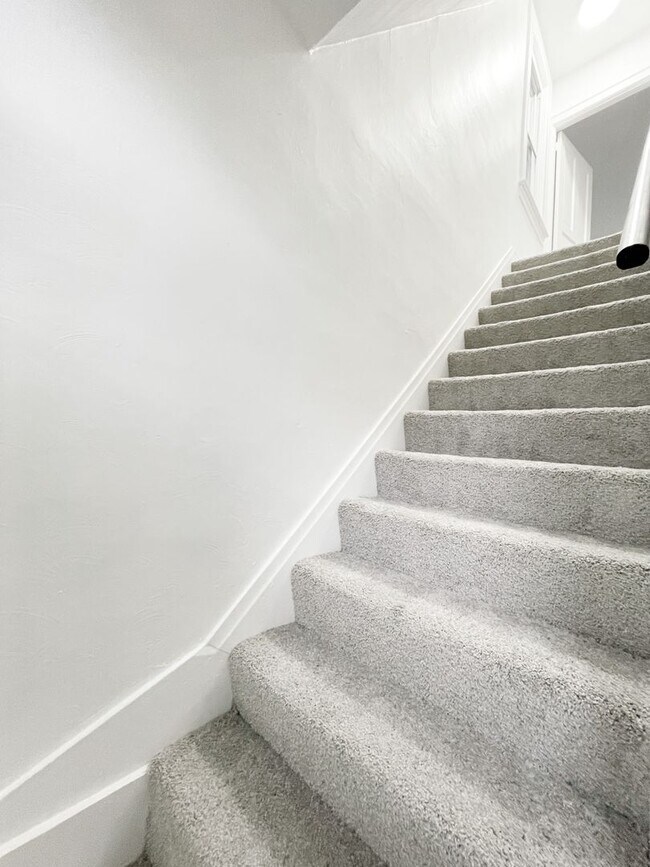 Building Photo - AVAILABLE MAY 2026 - Completely Renovated 2 Bedroom Home!